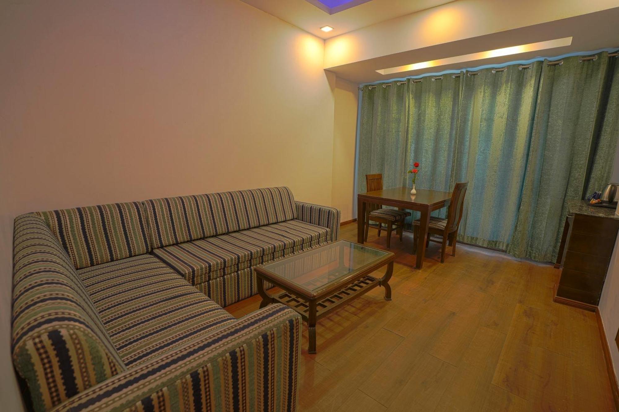 Q Saina S K Regency Rishikesh Hotel Exterior foto