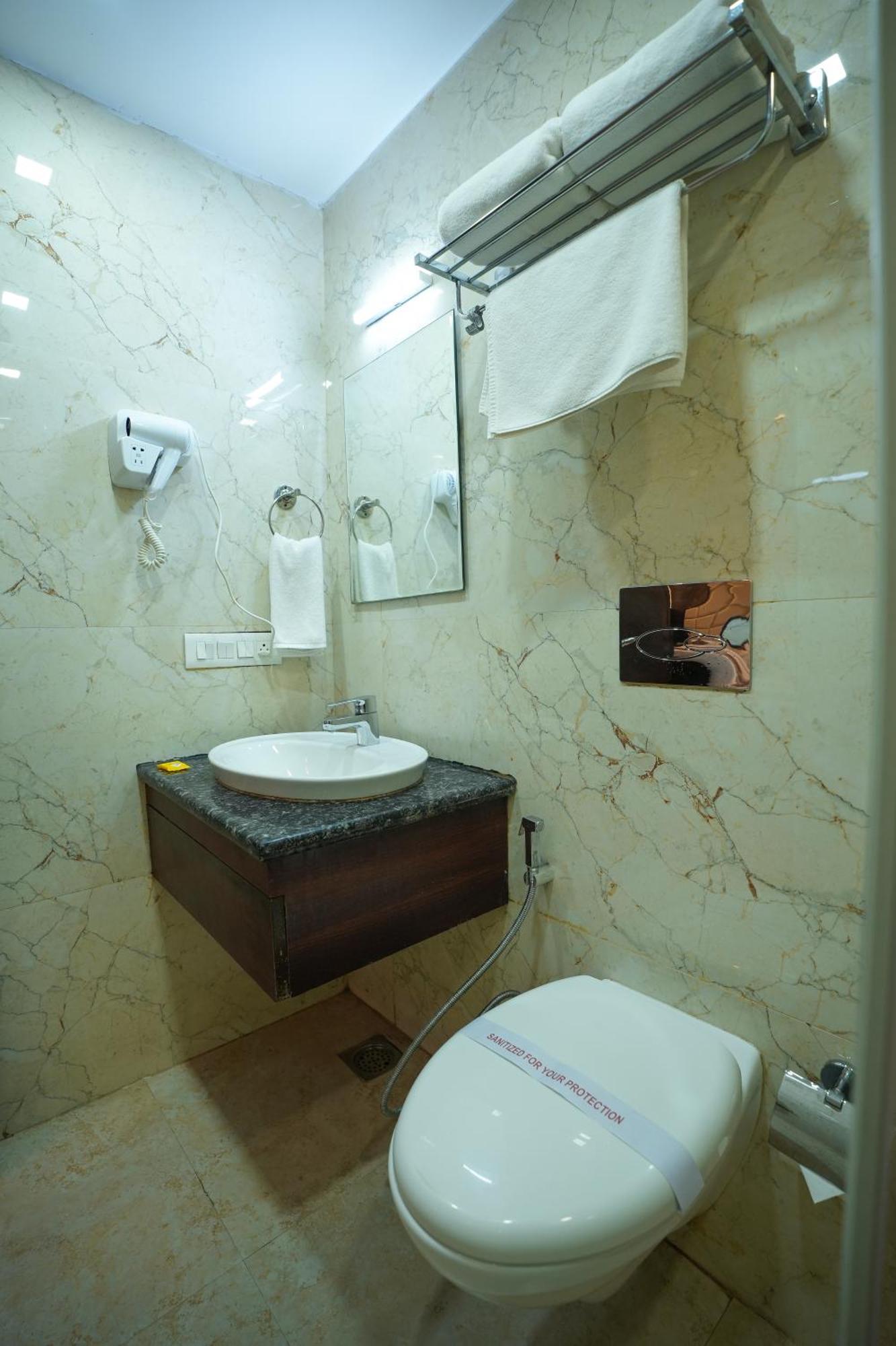 Q Saina S K Regency Rishikesh Hotel Exterior foto