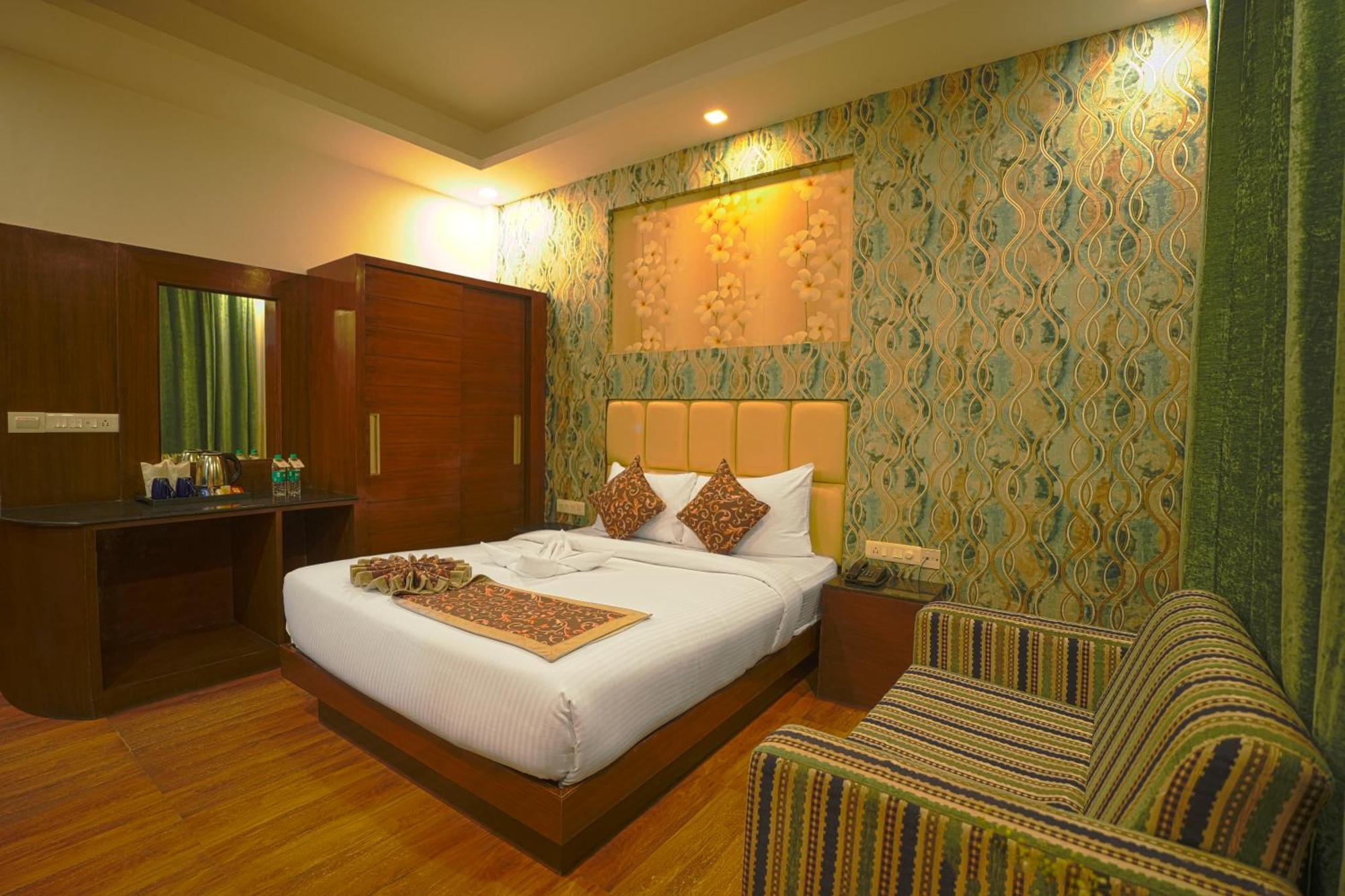 Q Saina S K Regency Rishikesh Hotel Exterior foto