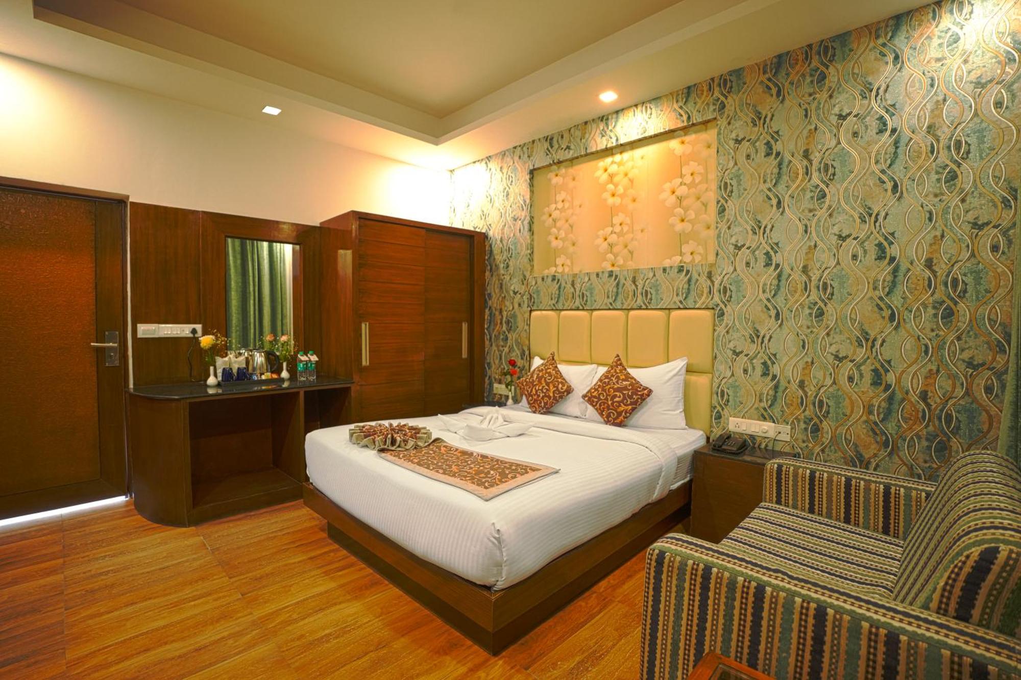 Q Saina S K Regency Rishikesh Hotel Exterior foto