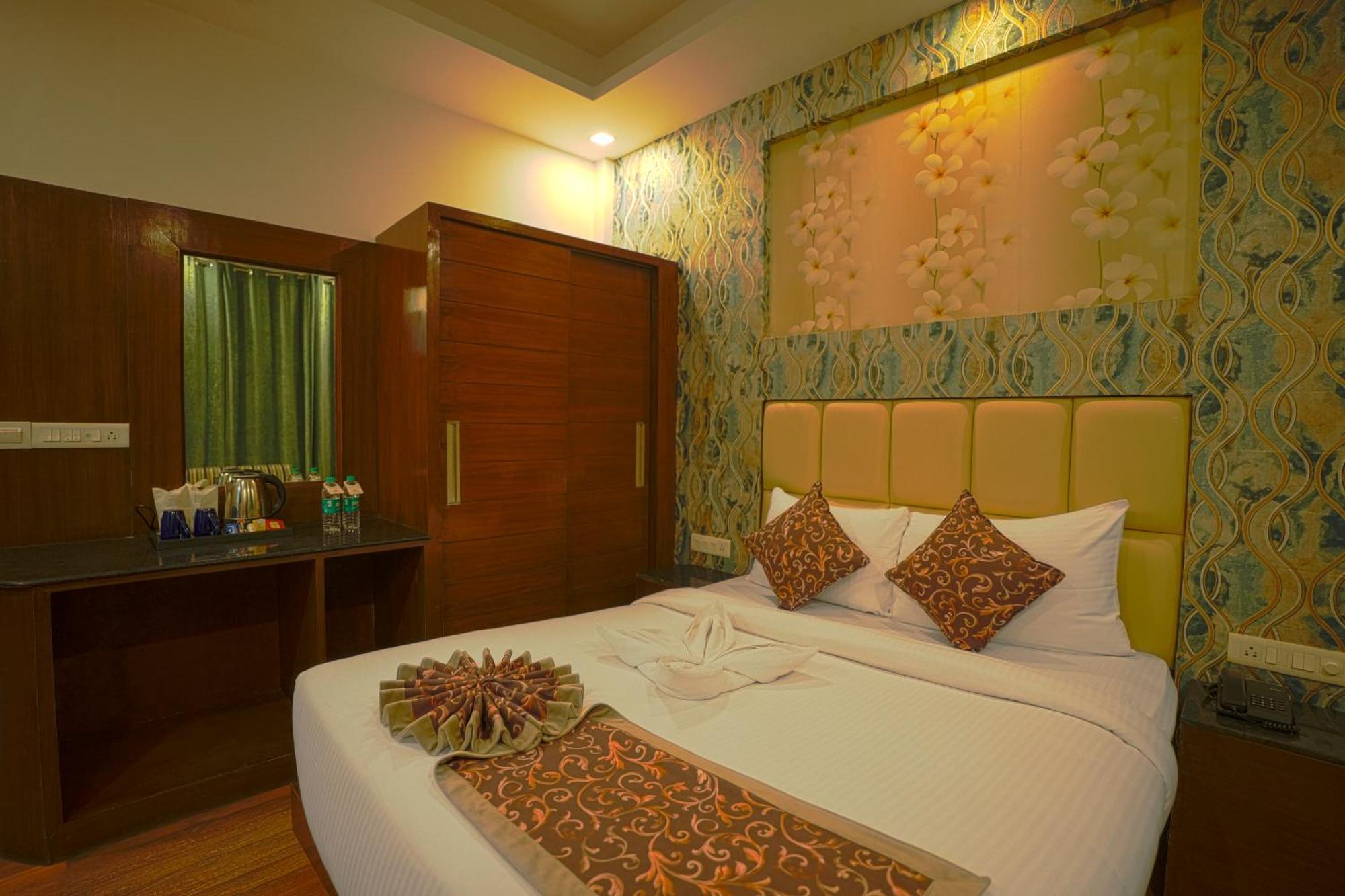Q Saina S K Regency Rishikesh Hotel Exterior foto
